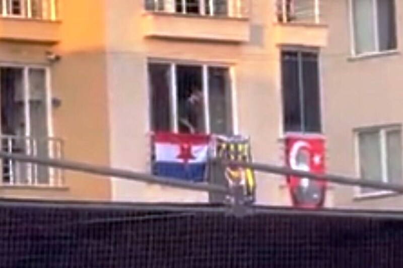 Zastava na balkonu pored stadiona (Foto: Screenshot)