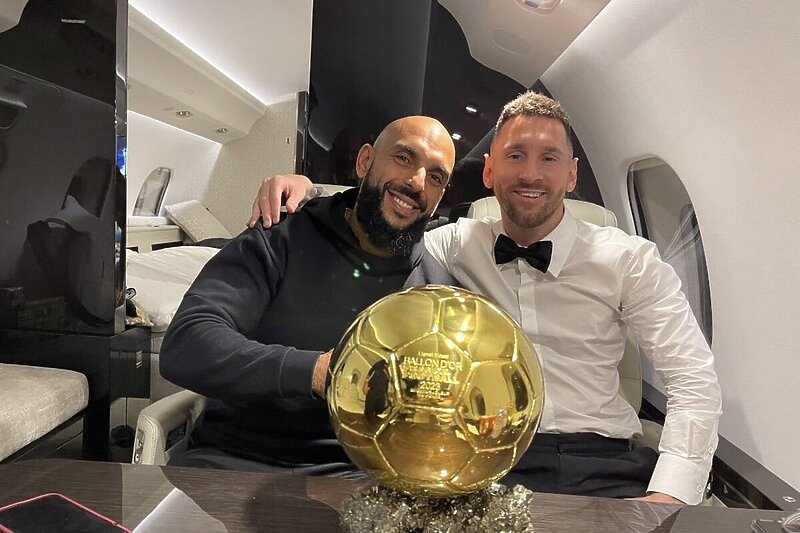 Yassine Cheuko i Lionel Messi sa Zlatnom loptom (Foto: Twitter)