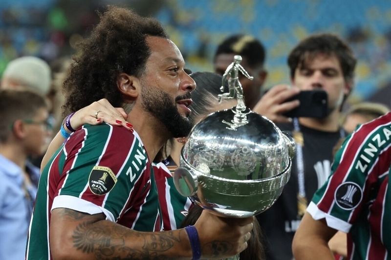 Marcelo s trofejem Copa Libertadoresa (Foto: Twitter)