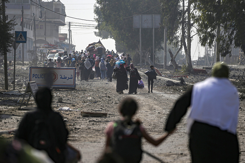 Civili Gaze u bijegu od bombardovanja (Foto: EPA-EFE)