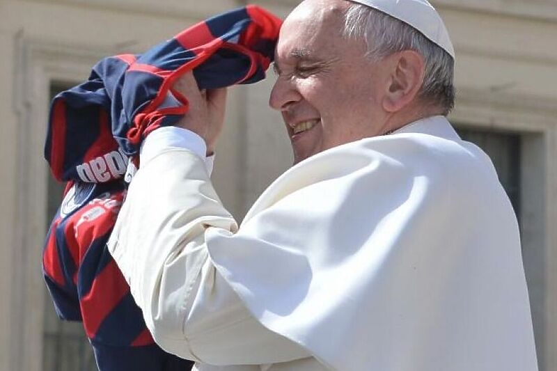 Papa Franjo s dresom voljenog San Lorenza (Foto: Twitter)