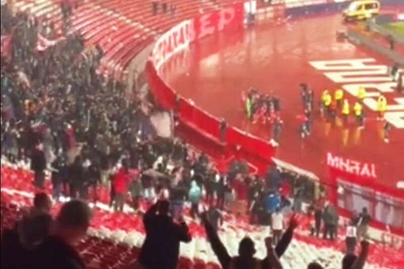 Igrači Zvezde pola sata nakon utakmice ispred navijača (Foto: Screenshot)