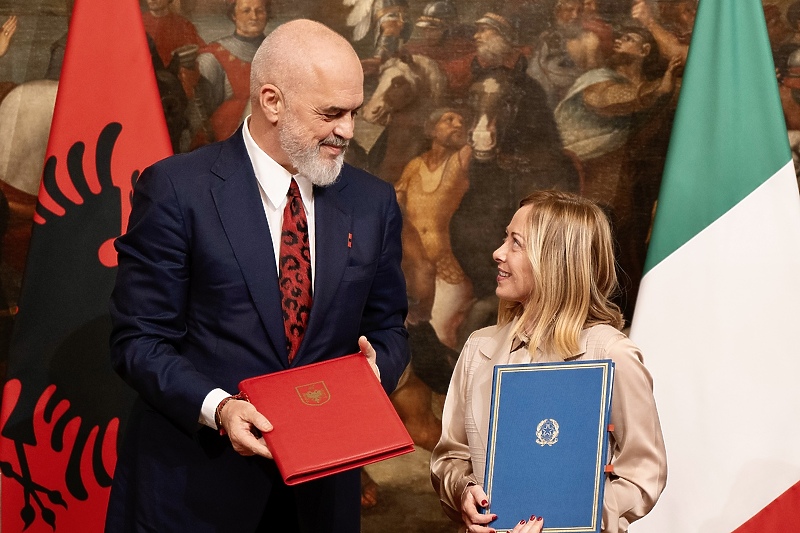 Edi Rama i Giorgia Meloni prilikom potpisivanja sporazuma u Rimu (Foto: Vlada Italije)