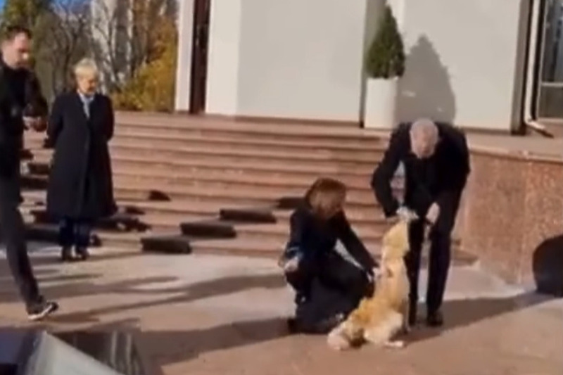 Trenutak kada je pas ujeo predsjednika Austrije (Screenshot: Facebook)