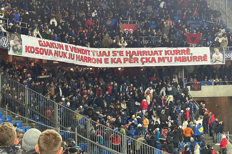 Transparent kosovskih navijača (Foto: Twitter)