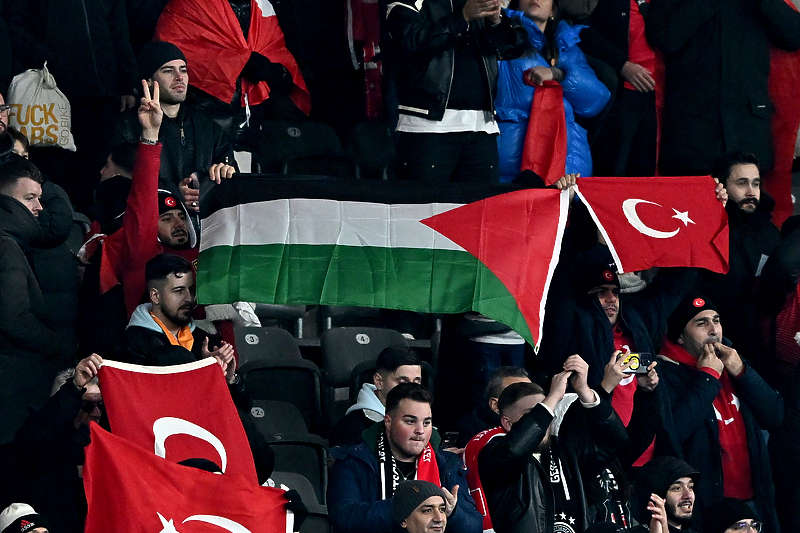 Na tribinama se vijorile i palestinske zastave (Foto: EPA-EFE)