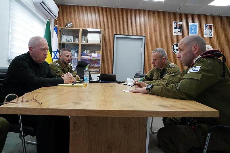 Yoav Gallant sa vojnim zvaničnicima na sastanku (Foto: IDF)