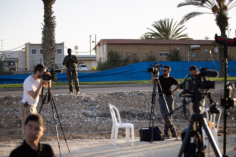 Novinari očekuju dolazak oslobođenih talaca Hamasa (Foto: EPA-EFE)