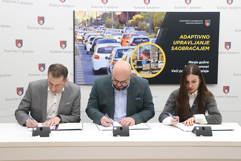 Potpisivanje ugovora za uvođenje adaptivnog upravljanja saobraćajem (Foto: Vlada KS)