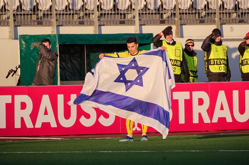 Dan Biton proslavio pogodak ogrnut izraelskom zastavom (Foto: mbl.is/Kristinn Magnússon)