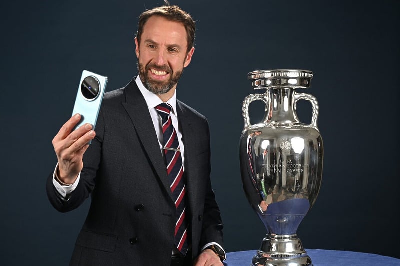 Southgate se fotografisao s trofejem kojeg želi donijeti u Englesku (Foto: UEFA)