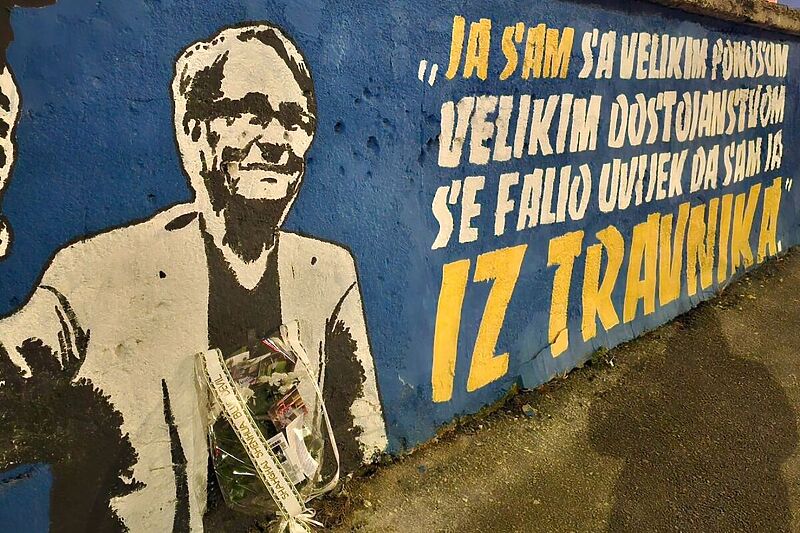 Cvijeće i pismo pored Ćirinog murala (Foto: Instagram/meet_travnik)