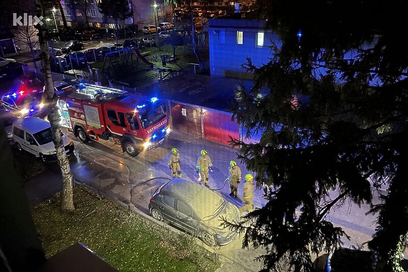 Požar na automobilu na Čengić Vili (Foto: Čitatelj)