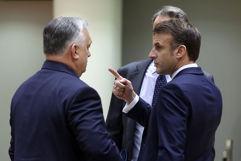 Orban i Macron u razgovoru tokom samita EU (Foto: EPA-EFE)