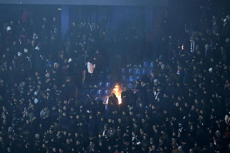 Torcida na jugu zapalila stolice (Foto: Marko Lukunić/Pixsell)