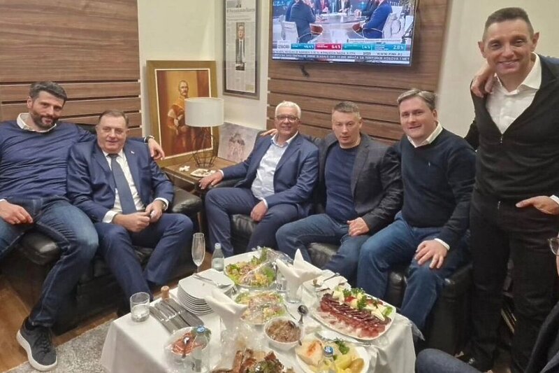 Odabrano društvo u izbornom štabu SNS-a (Šapić, Dodik, Mandić, Nešić, Selaković i Vulin)