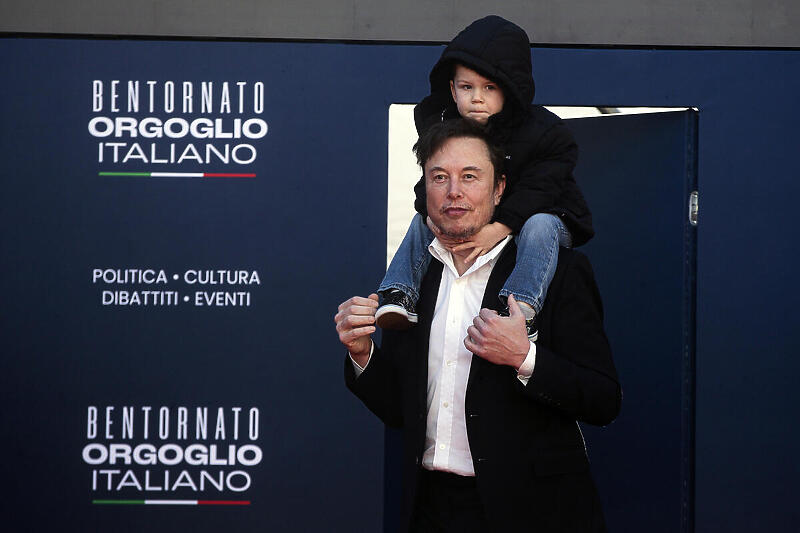 Elon Musk sa svojim sinom na italijanskom političkom festivalu Arteju (Foto: EPA-EFE)
