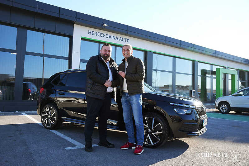 Dean Klafurić sa službenim automobilom koji je zadužio (Foto: FK Velež)