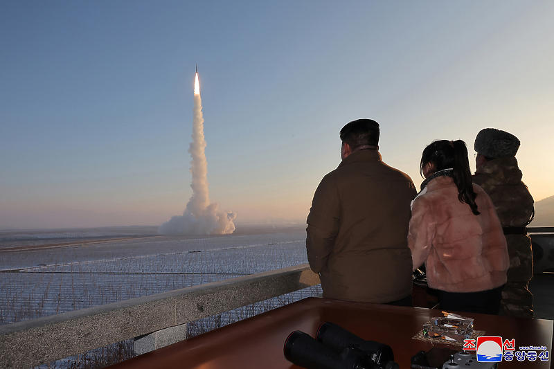 Sjevernokorejski lider Kim Jong Un gleda probno lansiranje najveće ICBM u svojoj zemlji (Foto: EPA-EFE)