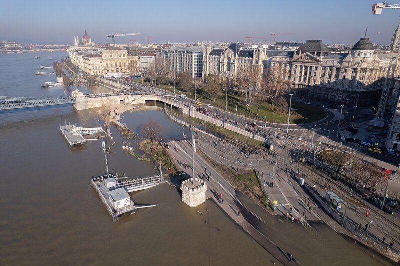 Poplave u Budimpešti (Foto: EPA-EFE)
