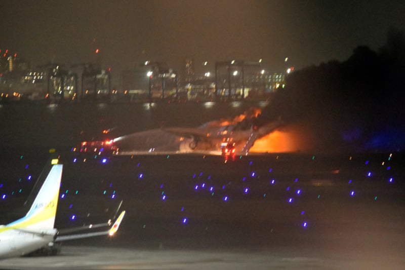 Avion u plamenu na aerodromu u Tokiju (Foto: Asahi.com)