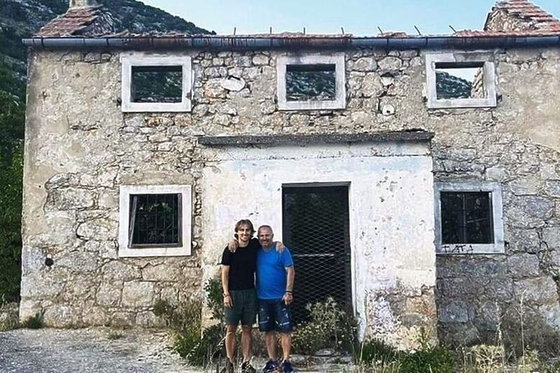 Modrić ispred rodne kuće (Foto: Instagram)