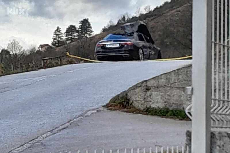 Požar na automobilu u Starom Gradu (Foto: Klix.ba)