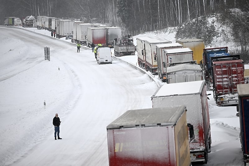 Hiljadu vozila skoro 24 sata bilo zaglavljeno na glavnoj švedskoj cesti (Foto: EPA-EFE)