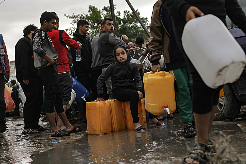 Palestinci koji traže utočište u južnoj Gazi kažu da je svaki dan postao očajnička borba (Foto: EPA-EFE)
