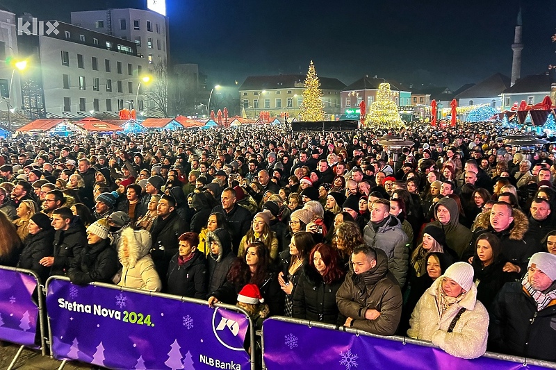 Više od 10 hiljada ljudi bilo je na javnom dočeku Nove godine u Tuzli (Foto: A. K./Klix.ba)