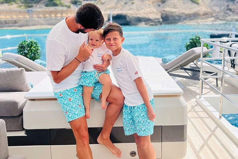 Miralem Pjanić sa sinovima (Foto: Instagram)