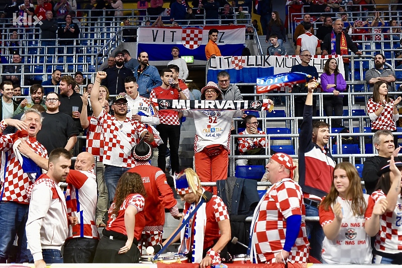 Navijači Hrvatske prave vatrenu atmosferu (Foto: T. S./Klix.ba)