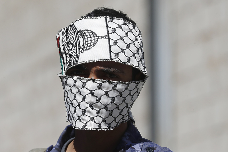 Huti vojnik čuva stražu lica prikrivenog palestinskim šalom (Foto: EPA-EFE)