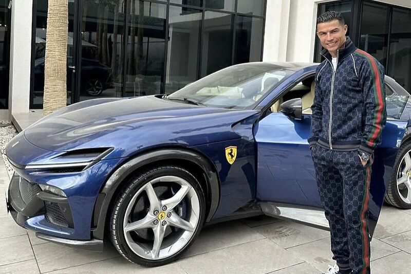 Ronaldo s novim Ferrarijem (Foto: Twitter)