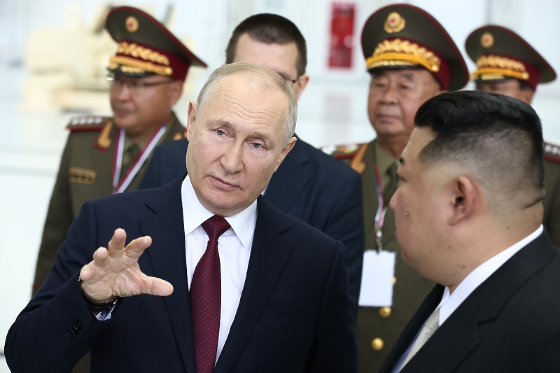 Ruski predsjednik Vladimir Putin razgovara sa sjevernokorejskim liderom Kim Jong Unom (Foto: EPA-EFE)