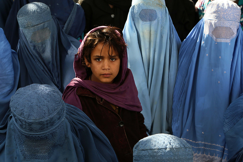 Afganistanke čekaju da dobiju medicinsku pomoć u lokalnoj bolnici u Kabulu (Foto: EPA-EFE)