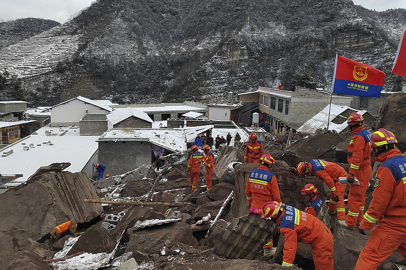 Spasioci rade na mjestu klizišta u selu Liangshui, grad Tangfang u gradu Zhaotong, provincija Yunnan