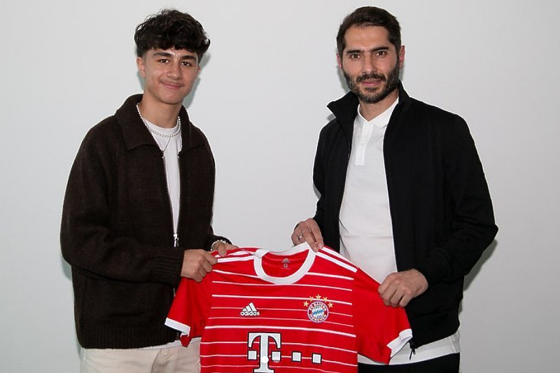 Ličina na potpisu ugovora s Altintopom (Foto: Bayern FC)