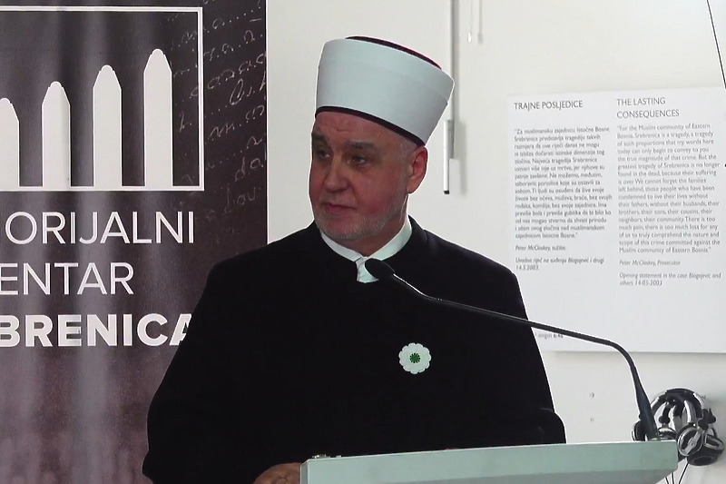 Reis Kavazović u Srebrenici (Screenshot: Memorijalni centar Srebrenica)