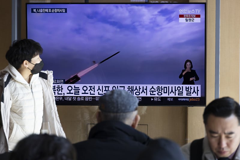 Gledaoci prate vijesti o lansiranju projektila Sjeverne Koreje na TV stanici u Seulu (Foto: EPA-EFE)