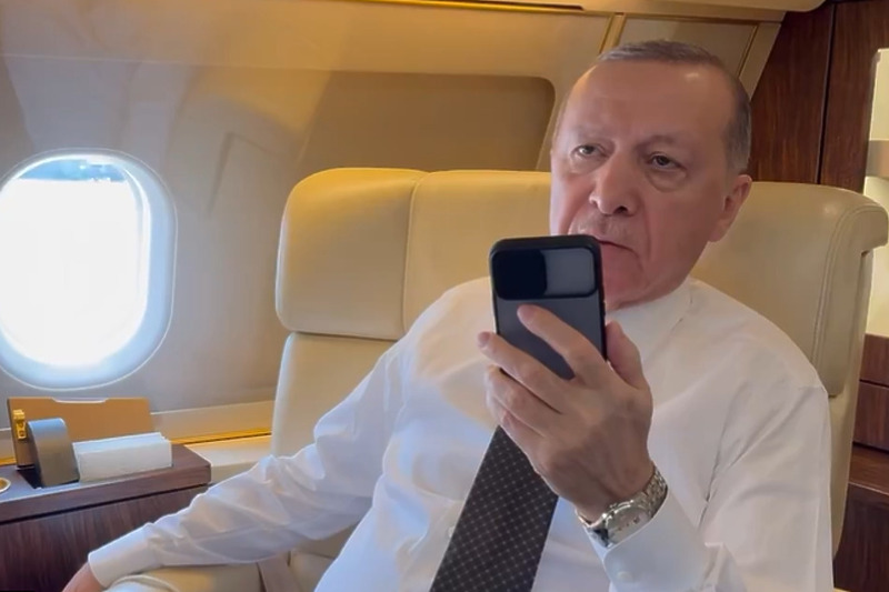 Recep Tayyip Erdogan tokom razgovora s guvernerom (Screenshot: X)