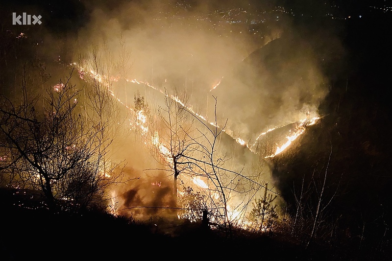 Detalj tokom jednog od ranijeg velikog požara iznad Tuzle (Foto: A. K./Klix.ba)