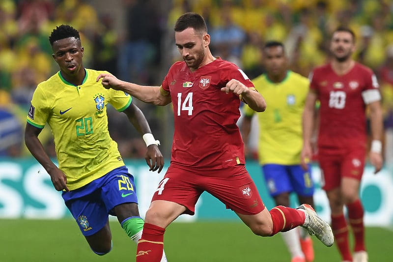 Andrija Živković u duelu sa Viniciusom Juniorom (Foto: EPA-EFE)