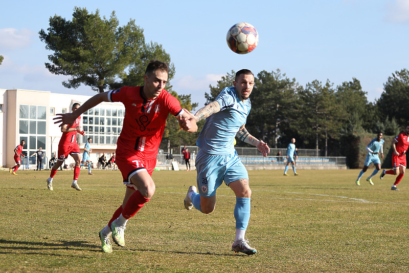 Antonio Pavić u duelu s nogometašem Vršca (Foto: Adem Ćatić, www.fkz.ba)