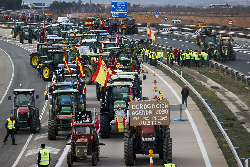 Poljoprivrednici traktorima blokiraju autoceste dok protestuju u Španiji (Foto: EPA-EFE)