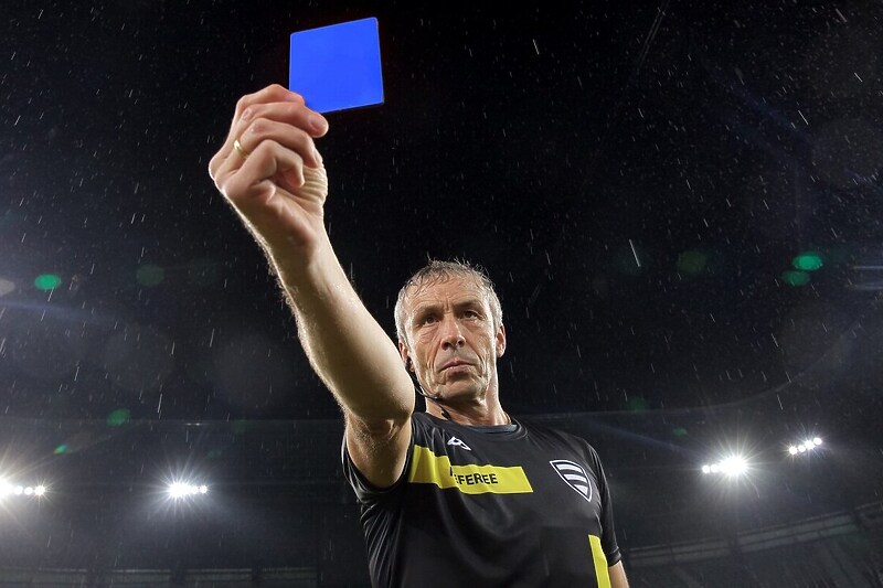 Plavi karton se uvodi u nogometu (Foto: E+/simonkr)