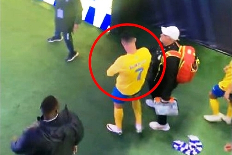 Trenutak kada je Ronaldo "iskoristio" dres (Foto: Screenshot)