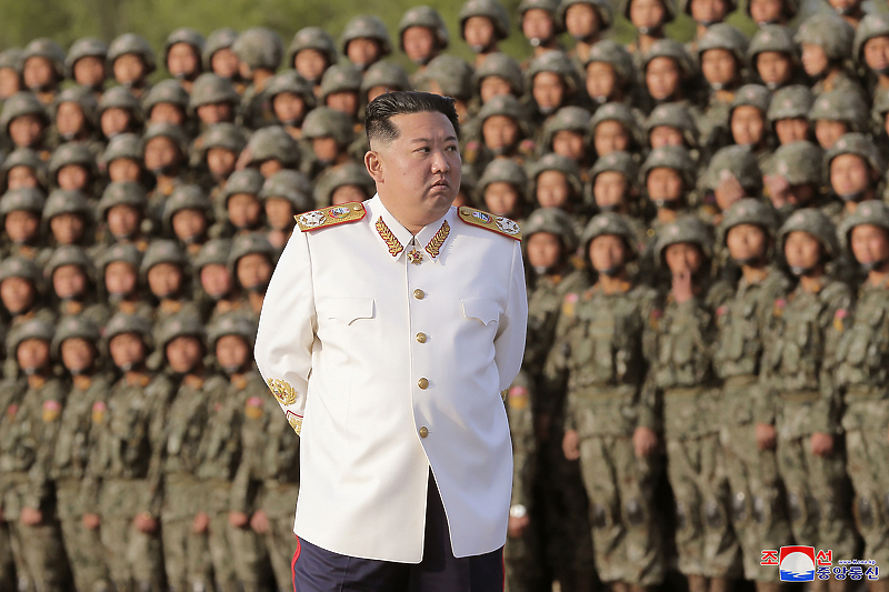 Sjevernokorejski vođa Kim Jong Un s vojnicima (Foto: EPA-EFE)