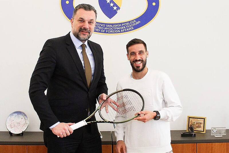 Džumhur je ministru Konakoviću poklonio teniski reket (Foto: Instagram)