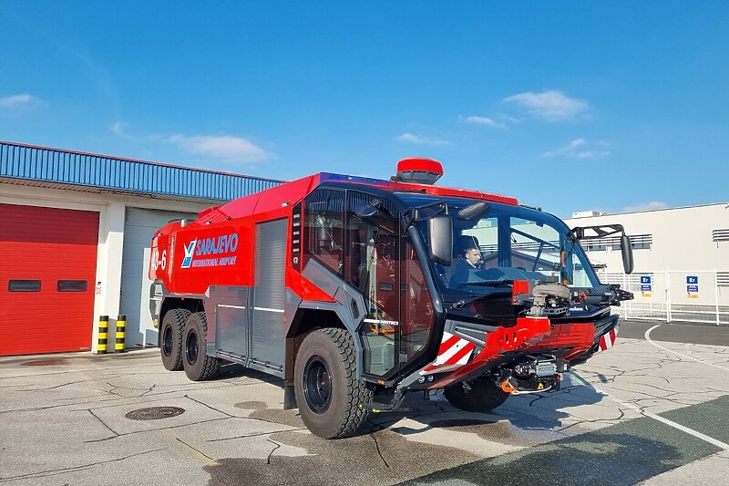 Vatrogasno-spasilačko vozilo na sarajevskom aerodromu